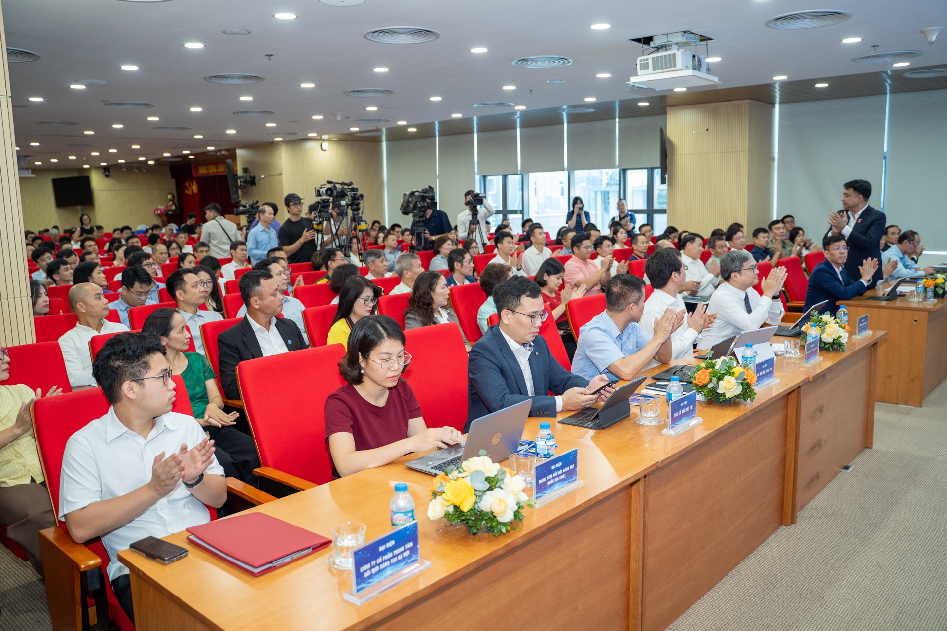 Hội nghị được tổ chức theo hình thức đối thoại trực tiếp, cởi mở nhằm nhận diện và tháo gỡ triệt để các khó khăn, vướng mắc trong hoạt động đầu tư, sản xuất, kinh doanh, phát triển thị trường và tiếp cận nguồn lực cho doanh nghiệp.&nbsp;&nbsp;Ảnh: Sở KH&CN