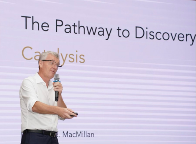 GS. David MacMillan, chủ nhân Giải Nobel Hóa học năm 2021, chia sẻ tại hội nghị. Ảnh ĐH Bách khoa Đà Nẵng