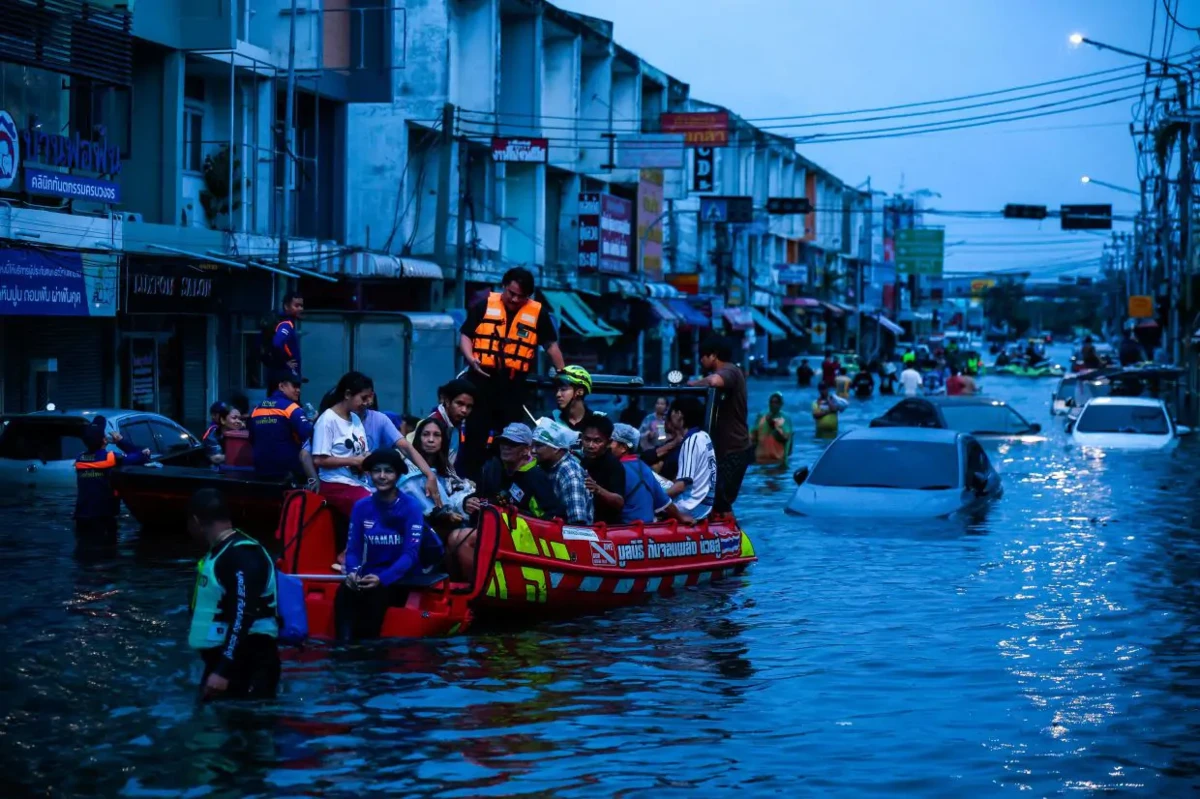 Du khách Malaysia được vận chuyển bằng thuyền trong khu vực bị ngập lụt ở Bangkok, ngày 27/9/2026. Ảnh: Reuters