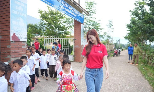 Lifebuoy tiếp nối hành trình đưa các em nhỏ tới trường