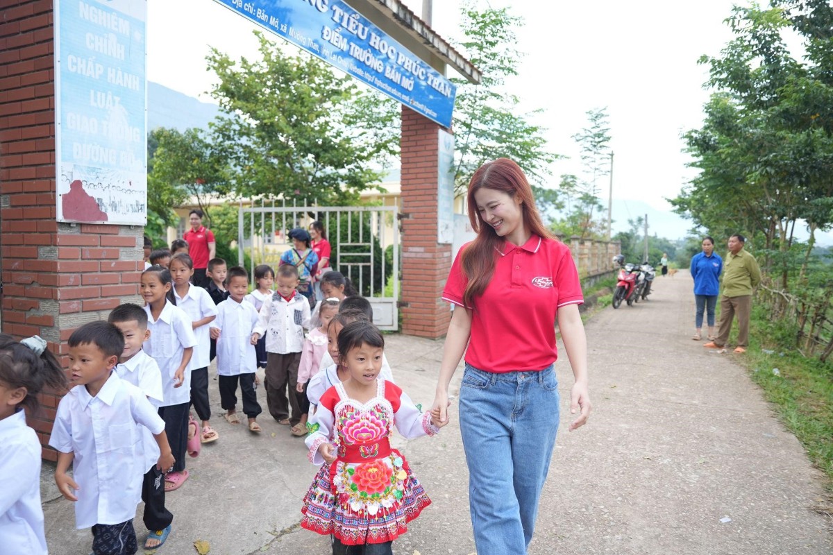 Ca sĩ Đông Nhi - Đại sứ Lifebuoy cùng các em nhỏ tại trường tiểu học Phúc Than tới trường. Nguồn: Lifebuoy.
