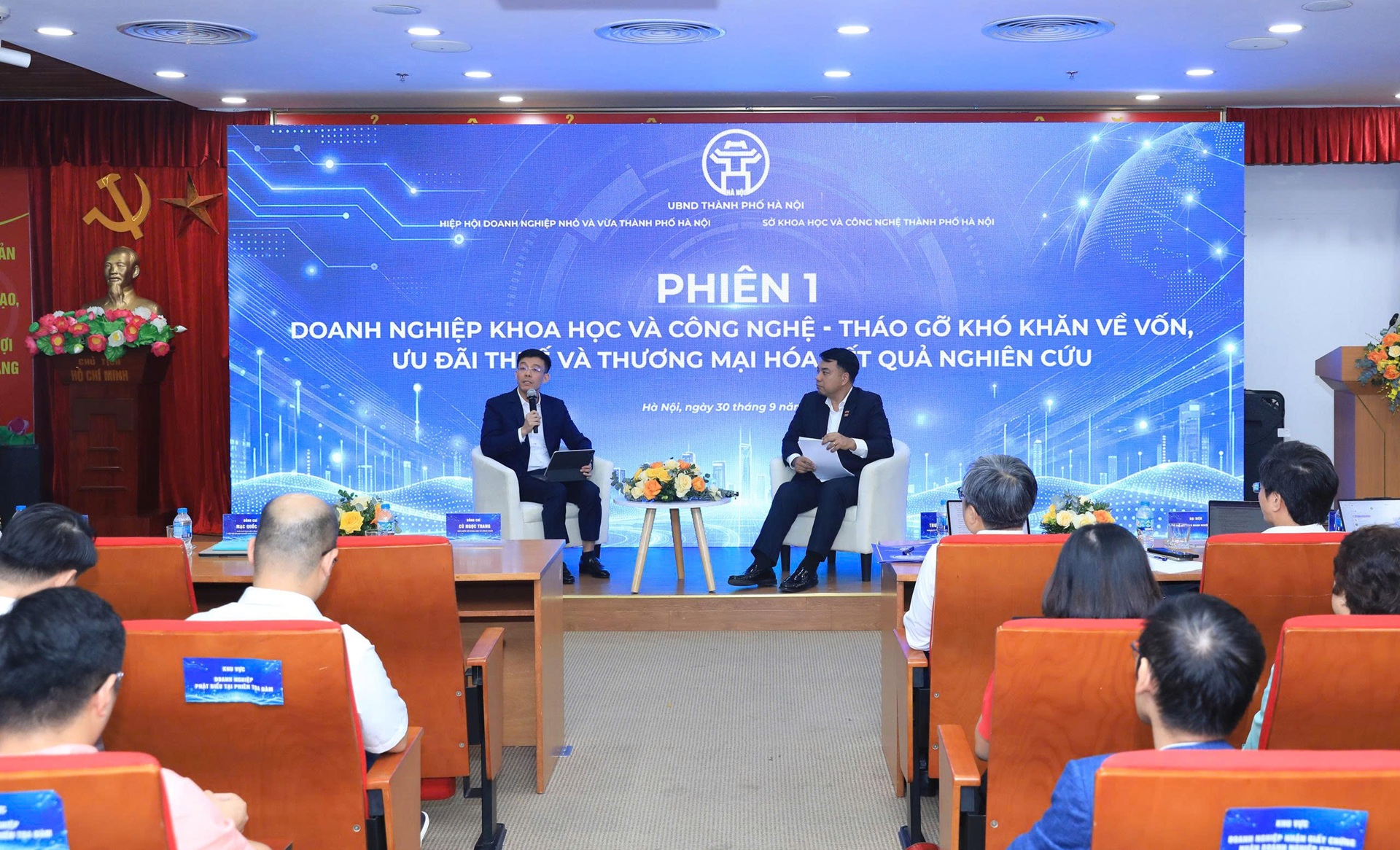 Giám đốc Sở Khoa học và Công nghệ Cù Ngọc Trang và Phó Chủ tịch kiêm Tổng Thư ký Hiệp hội Doanh nghiệp nhỏ và vừa Hà Nội (HanoiSME) Mạc Quốc Anh điều hành hội nghị. Ảnh: Sở KH&CN