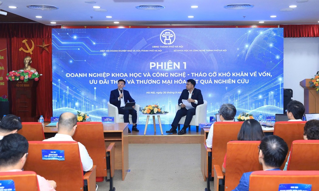 Giám đốc Sở Khoa học và Công nghệ Cù Ngọc Trang và Phó Chủ tịch kiêm Tổng Thư ký Hiệp hội Doanh nghiệp nhỏ và vừa Hà Nội (HanoiSME) Mạc Quốc Anh điều hành hội nghị. Ảnh: Sở KH&CN