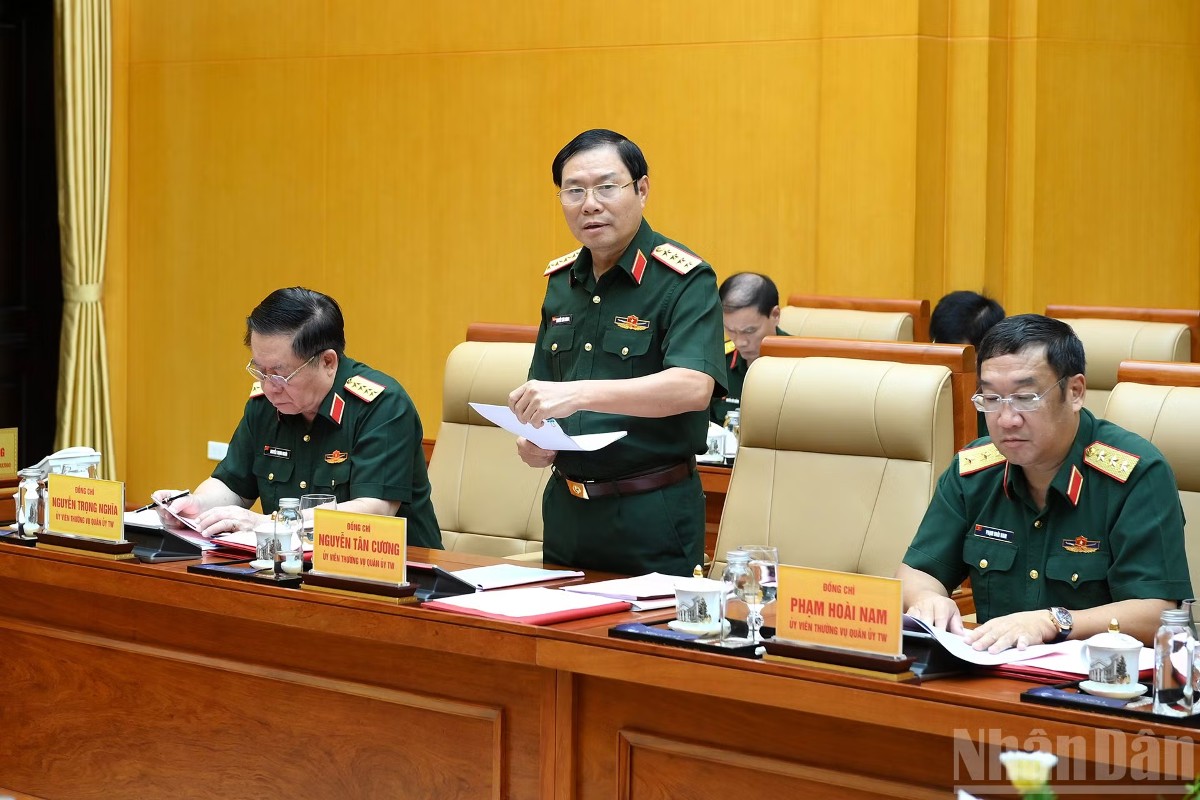 Đại tướng Nguyễn Tân Cương, Ủy viên Trung ương Đảng, Ủy viên Thường vụ Quân ủy Trung ương, Tổng Tham mưu trưởng, Thứ trưởng Quốc phòng báo cáo tại hội nghị. Ảnh: Nhân Dân