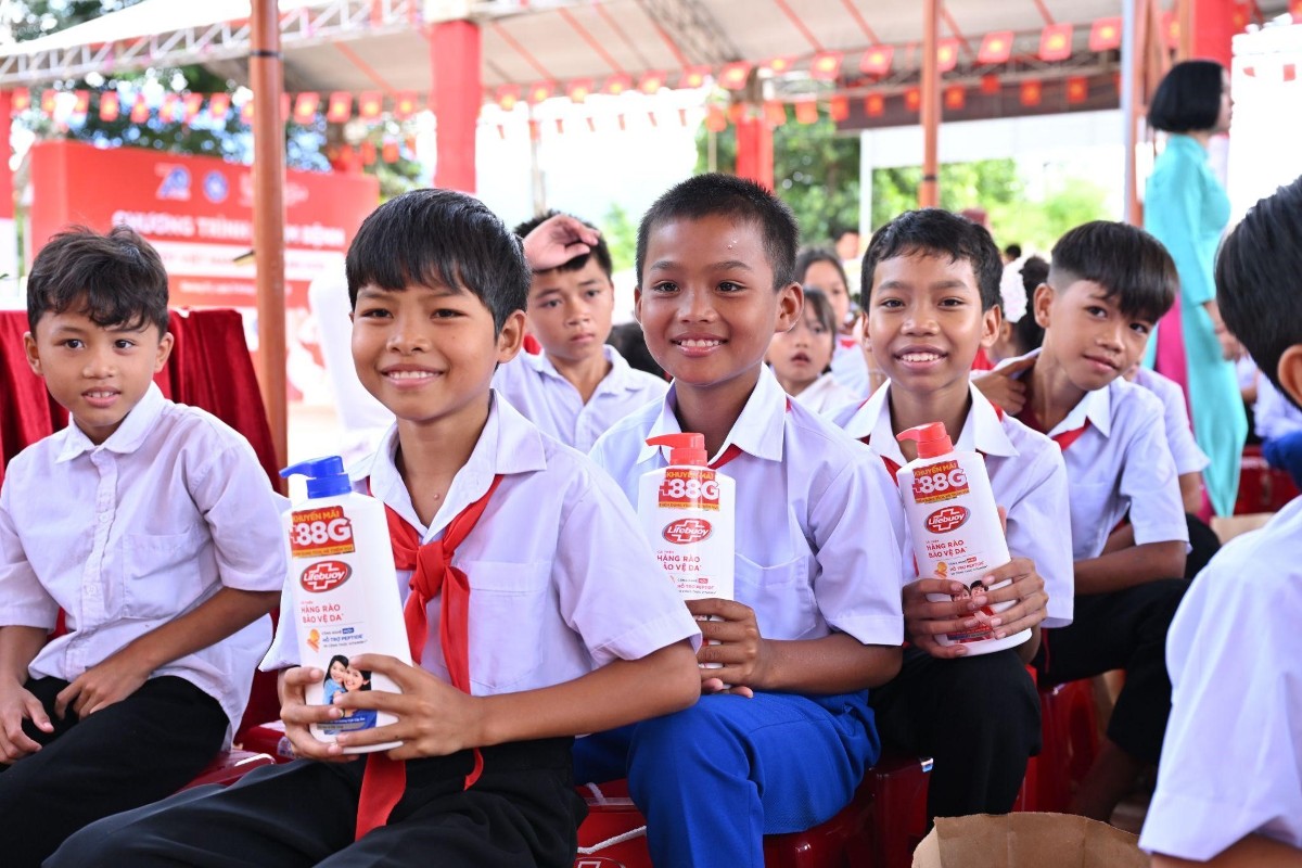 Các em học sinh hào hứng nhận những phần quà từ chương trình đồng hành cùng Lifebuoy trước thềm năm học mới. Nguồn: Lifebuoy.