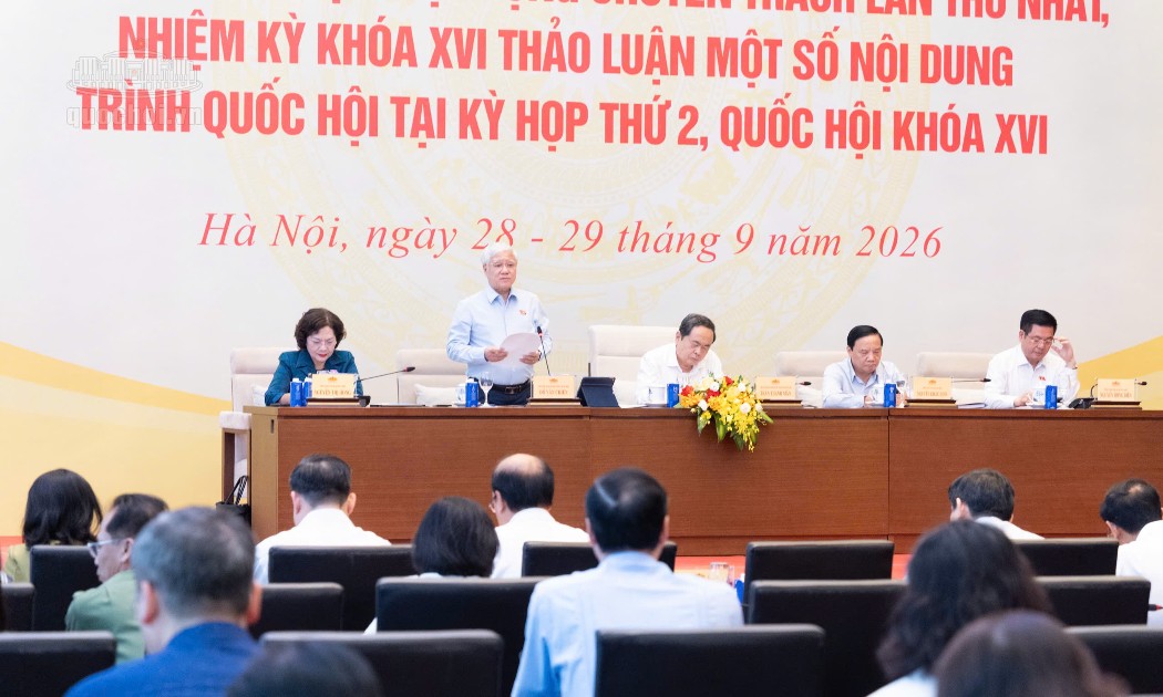 Phó Chủ tịch Thường trực Quốc hội Đỗ Văn Chiến điều hành phiên thảo luận. Ảnh: Cổng thông tin điện tử Quốc hội.