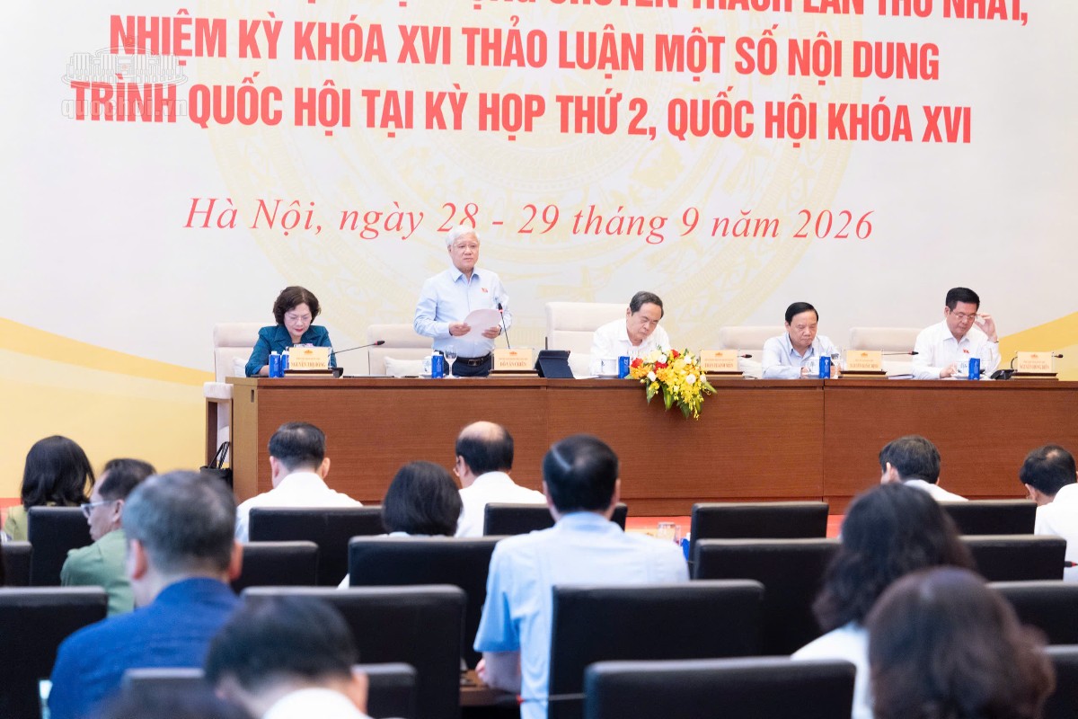 Phó Chủ tịch Thường trực Quốc hội Đỗ Văn Chiến điều hành phiên thảo luận. Ảnh: Cổng thông tin điện tử Quốc hội.