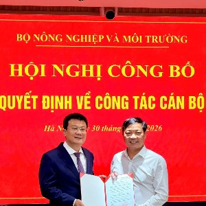 Thứ trưởng Bộ Nông nghiệp và Môi trường Lê Trọng Yên trao quyết định bổ nhiệm cho ông Nguyễn Tuấn Quang, Cục trưởng Cục Biến đổi khí hậu. Ảnh: Khương Trung