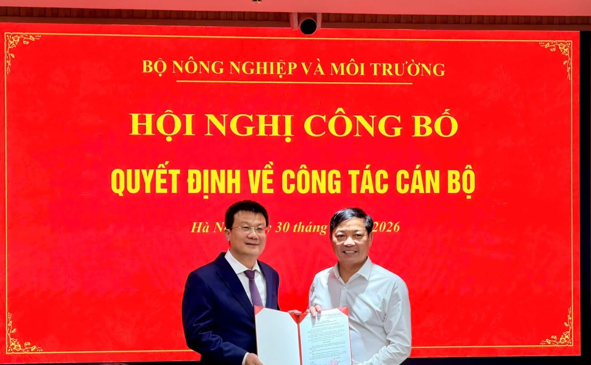 Thứ trưởng Bộ Nông nghiệp và Môi trường Lê Trọng Yên trao quyết định bổ nhiệm cho ông Nguyễn Tuấn Quang, Cục trưởng Cục Biến đổi khí hậu. Ảnh: Khương Trung