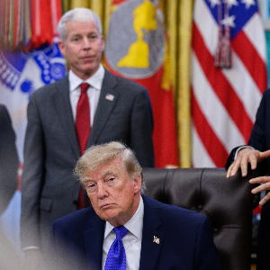 Tổng thống Mỹ Donald Trump (giữa) cùng một số quan chức chính phủ Mỹ tại một sự kiện ở Nhà Trắng hôm 28/9/2026 - Ảnh: Nhà Trắng.