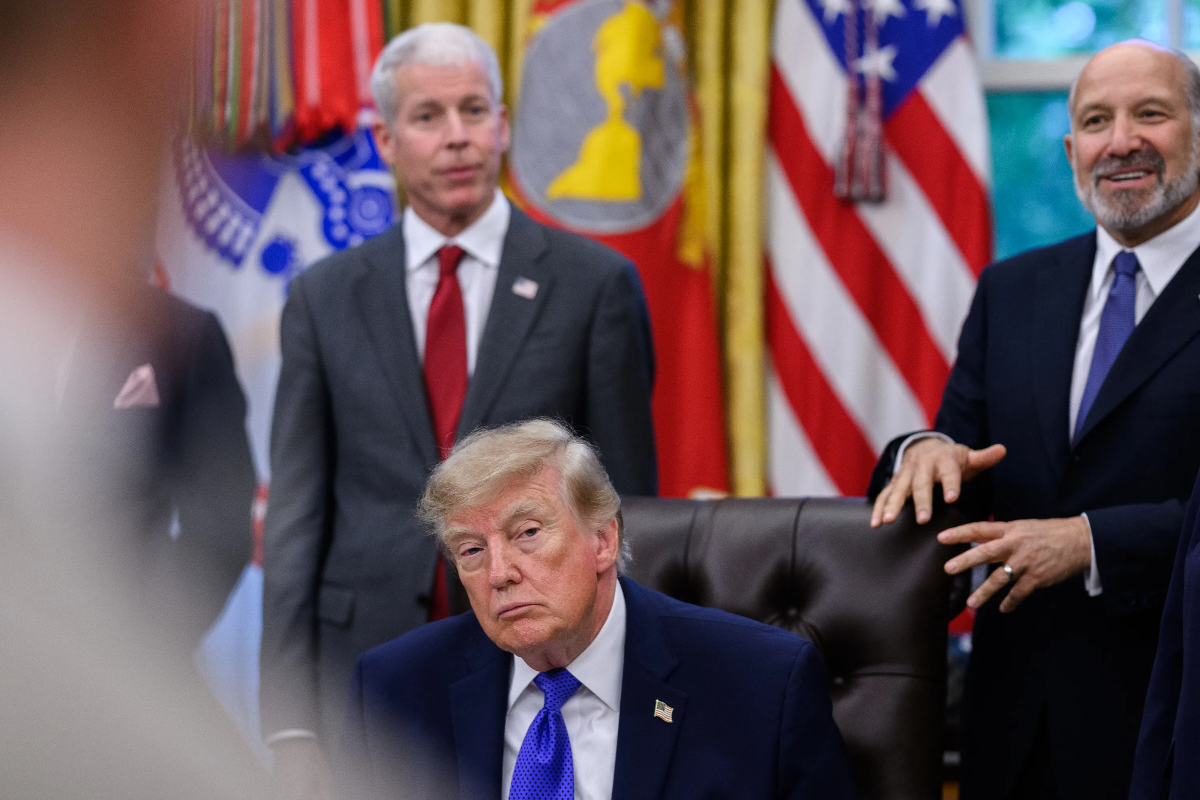 Tổng thống Mỹ Donald Trump (giữa) cùng một số quan chức chính phủ Mỹ tại một sự kiện ở Nhà Trắng hôm 28/9/2026 - Ảnh: Nhà Trắng.