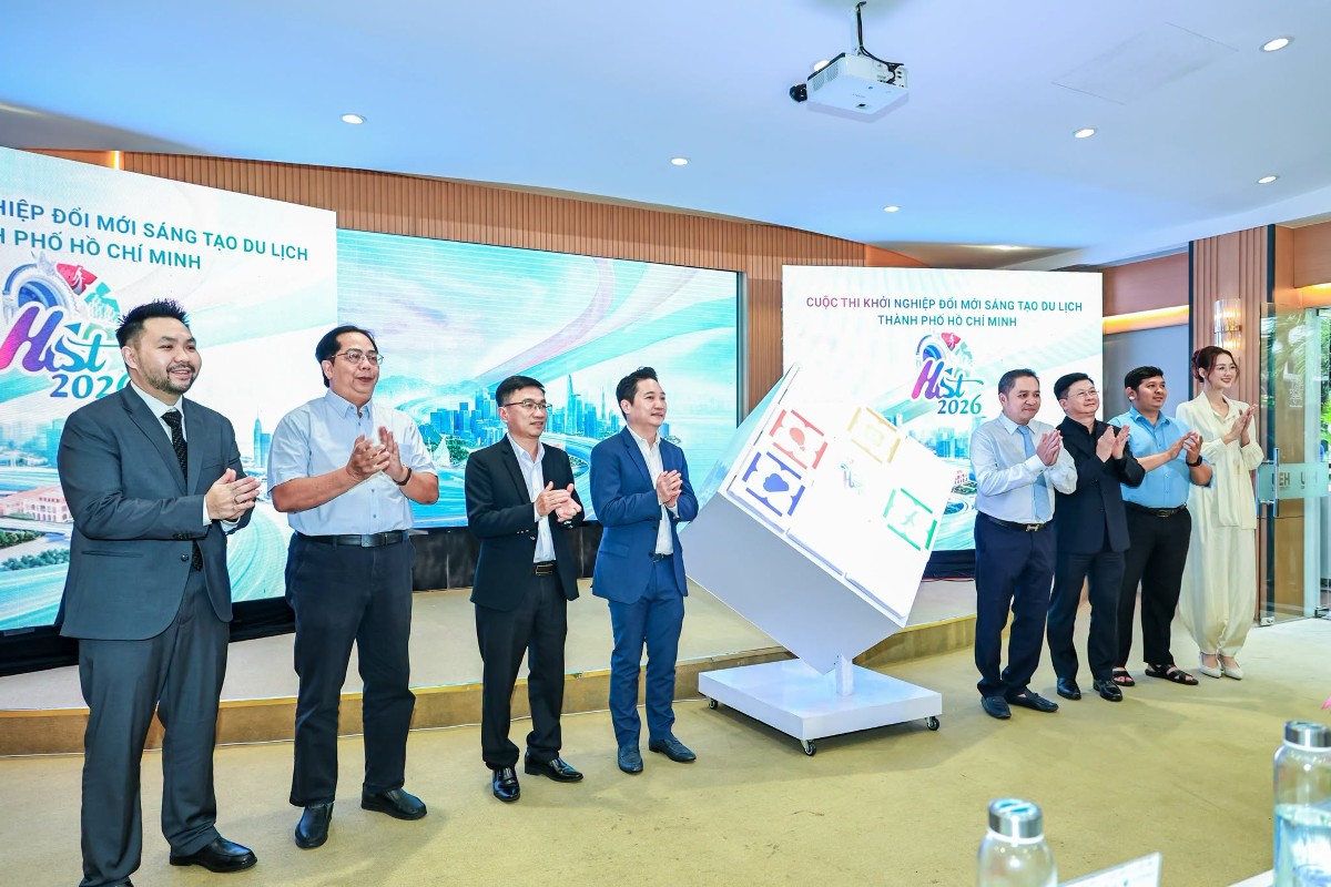Giám đốc Sở Du lịch Phạm Huy Bình và Phó Giám đốc Sở Du lịch Lê Trương Hiền Hòa cùng các đại biểu thực hiện nghi thức phát động. Ảnh: Vibrant Ho Chi Minh City