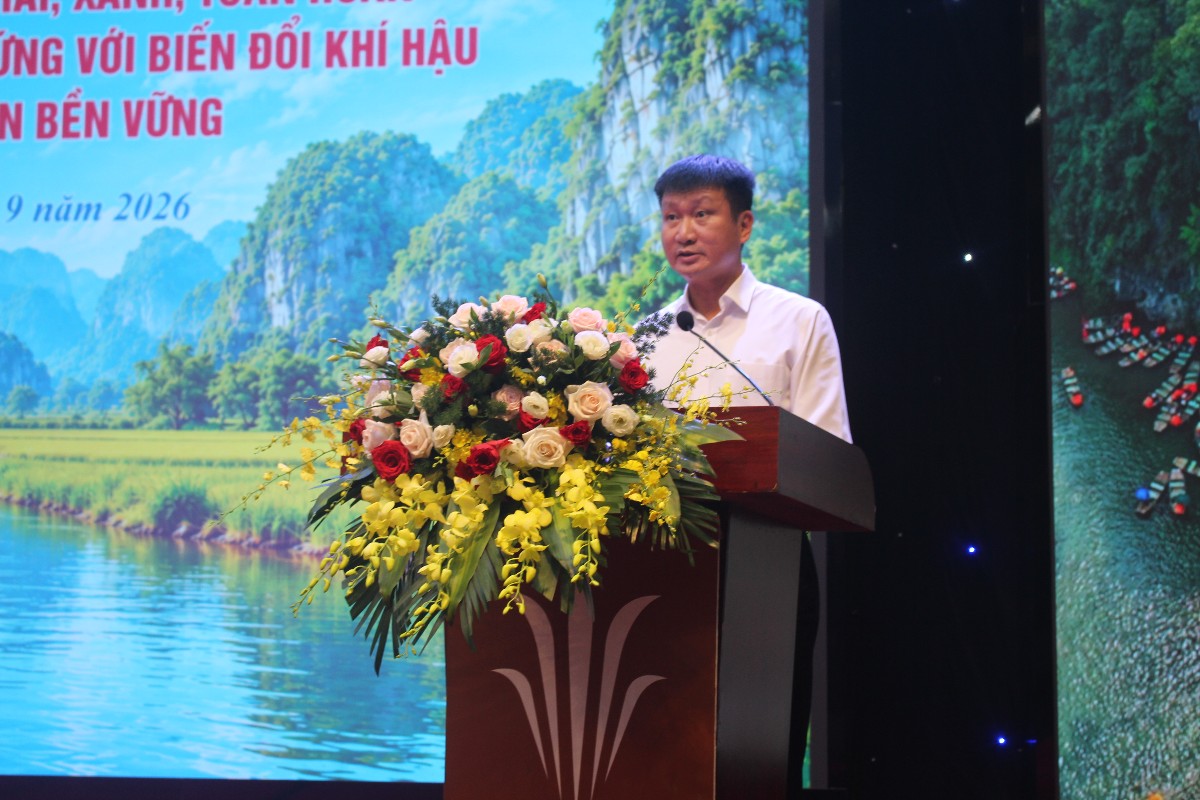 Ông Trần Huy Tuấn, Bí thư Tỉnh ủy Ninh Bình, phát biểu tại hội thảo. Ảnh: Chu Khôi.