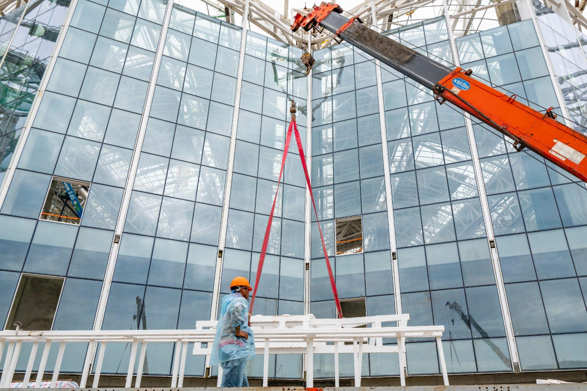 Theo tiến độ thi công, phần kết cấu bê tông khu nhà ga chính đã đạt khoảng 95%, trong khi kết cấu thép mái chính đã hoàn thành 100%. Ảnh: Trung Hiếu