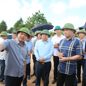 Lãnh đạo thành phố Bắc Ninh kiểm tra tiến độ Khu tái định cư Lương Tài. Ảnh: Cổng thông tin điện tử Bắc Ninh.