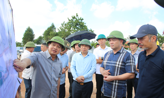 Lãnh đạo thành phố Bắc Ninh kiểm tra tiến độ Khu tái định cư Lương Tài. Ảnh: Cổng thông tin điện tử Bắc Ninh.