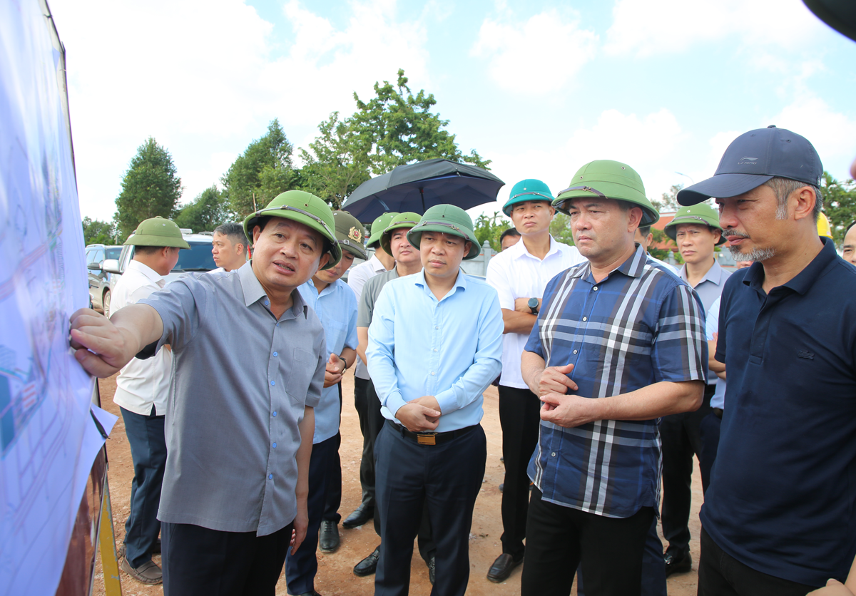 Lãnh đạo thành phố Bắc Ninh kiểm tra tiến độ Khu tái định cư Lương Tài. Ảnh: Cổng thông tin điện tử Bắc Ninh.