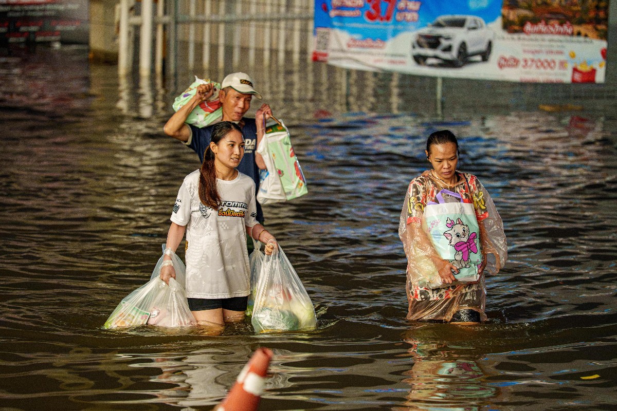 Các siêu thị tiện lợi, trung tâm thương mại vẫn mở cửa nhưng người dân, du khách bắt đầu có tâm lý tích trữ đồ ăn, đề phòng ngập lụt kéo dài.. Ảnh: ABC News