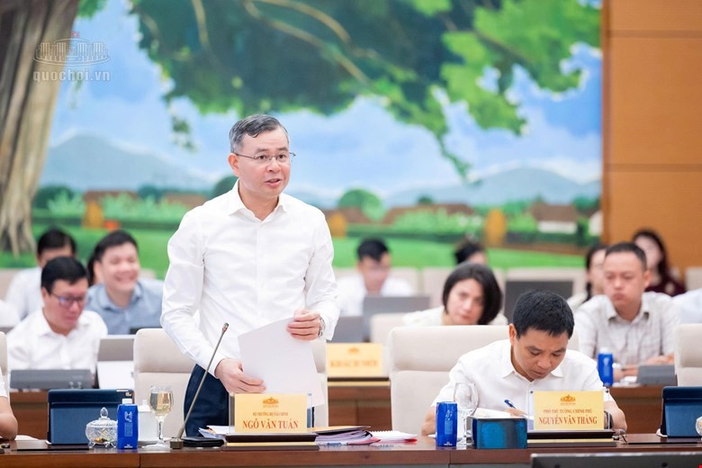 Bộ trưởng Bộ Tài chính Ngô Văn Tuấn trình bày nội dung cơ bản của dự án Luật sửa đổi, bổ sung một số điều của Luật Đầu tư. Ảnh: Cổng thông tin điện tử Quốc hội.