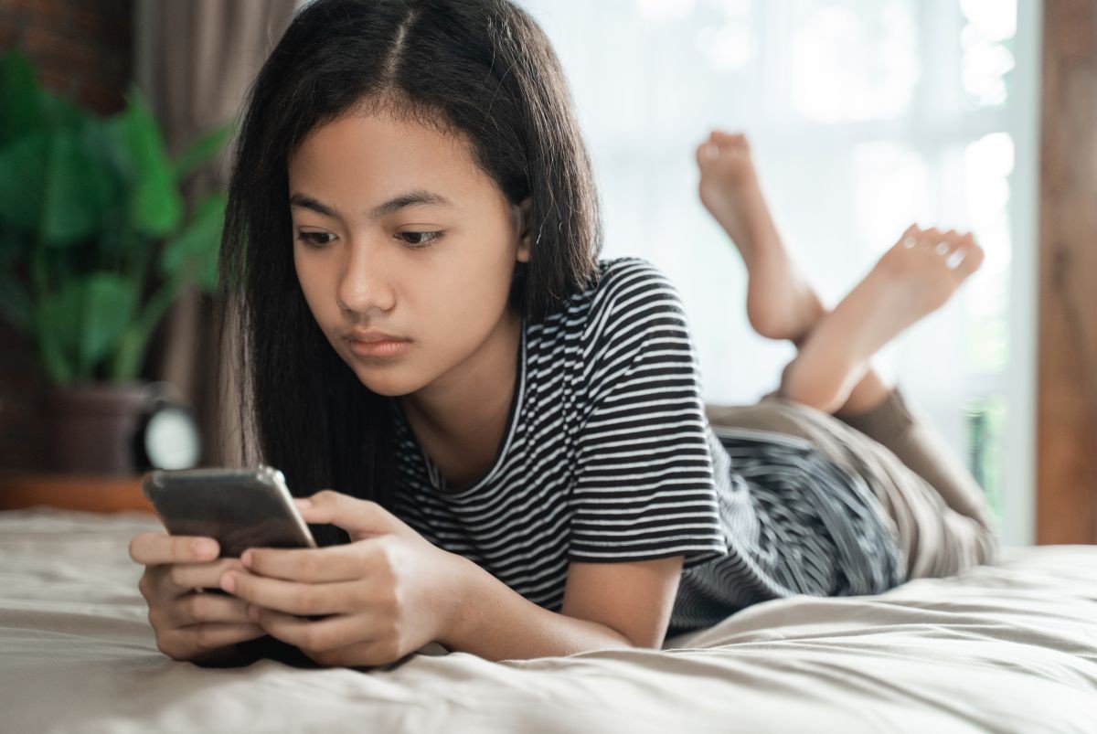 Với trẻ vị thành niên, việc liên tục bị cuốn vào những nội dung ngắn trên mạng có thể khiến thời gian sử dụng ngày càng kéo dài và dần trở nên khó kiểm soát. Ảnh: Parents Together