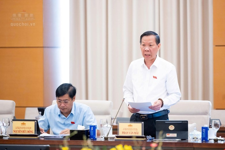 Chủ nhiệm Ủy ban Kinh tế và Tài chính Phan Văn Mãi trình bày báo cáo thẩm tra sơ bộ dự án Luật sửa đổi, bổ sung một số điều của Luật Đầu tư. Ảnh: Cổng thông tin điện tử Quốc hội.