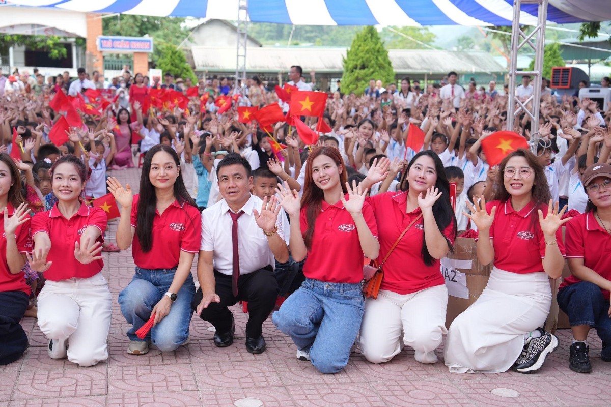 Không khí rộn ràng ngày khai giảng với sự đồng hành của Lifebuoy, thầy cô và các đơn vị địa phương trong hành trình tiếp sức học sinh tới trường. Nguồn: Lifebuoy.