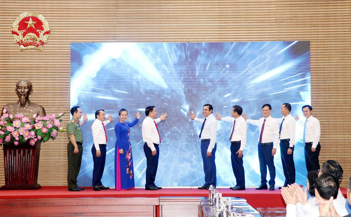 Các đại biểu ấn nút vận hành thử nghiệm Kho dữ liệu dùng chung và Nền tảng phân tích, điều hành tỉnh. Ảnh: Phan Quỳnh