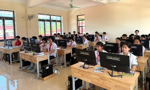 Nhà trường hiện có 2 phòng máy tính phục vụ hoạt động học tập và thực hành của học sinh. Ảnh: Nguyễn Thuấn