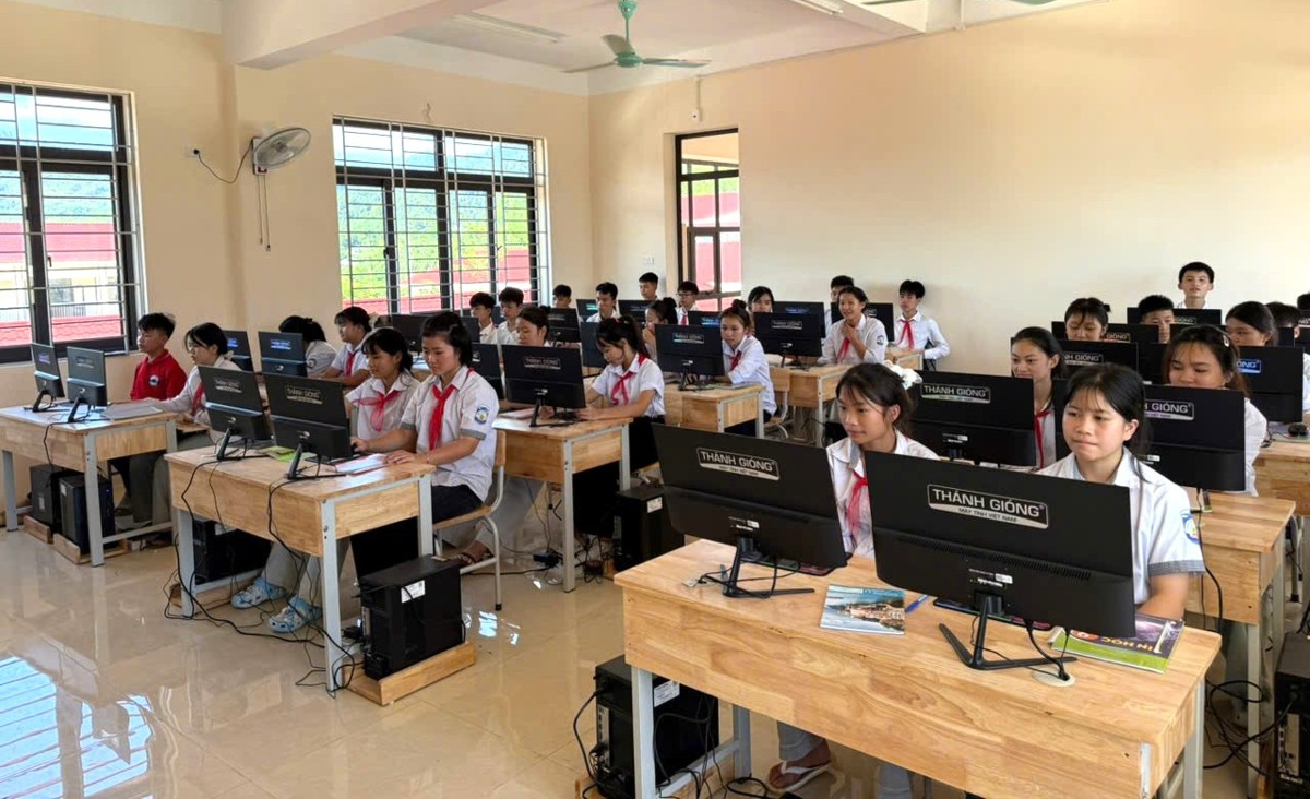 Nhà trường hiện có 2 phòng máy tính phục vụ hoạt động học tập và thực hành của học sinh. Ảnh: Nguyễn Thuấn