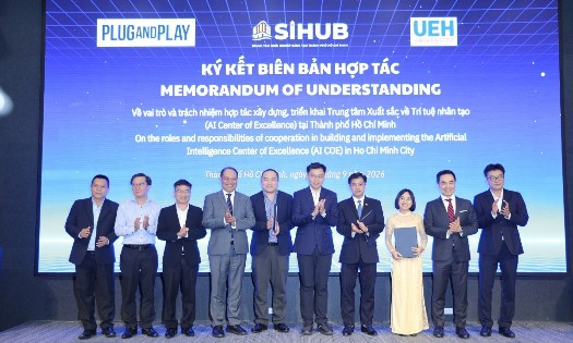 Delegates at the MoU signing ceremony establishing Ho Chi Minh Citys Artificial Intelligence Center of Excellence. (Photo: Hoai Niem)