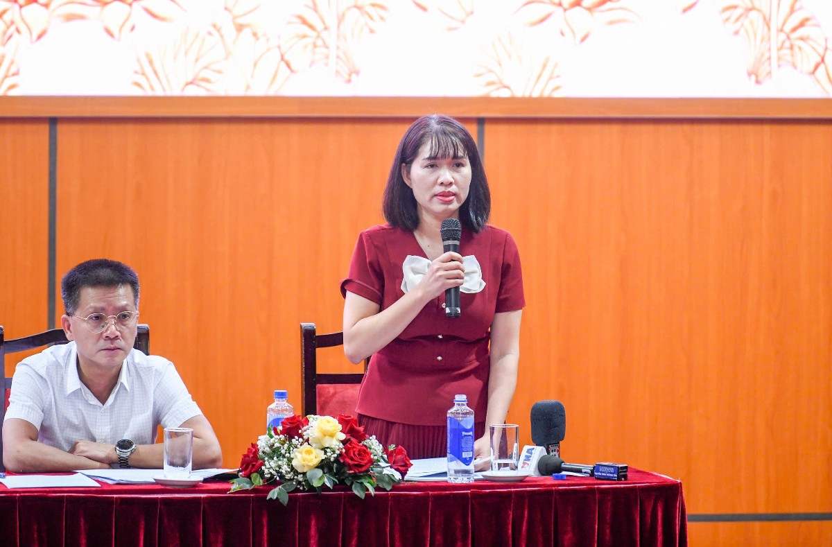 Bà Đinh Thị Thu Thủy, Phó Cục trưởng Cục An toàn thực phẩm (Bộ Y tế), trao đổi tại họp báo. Ảnh: Trần Minh.