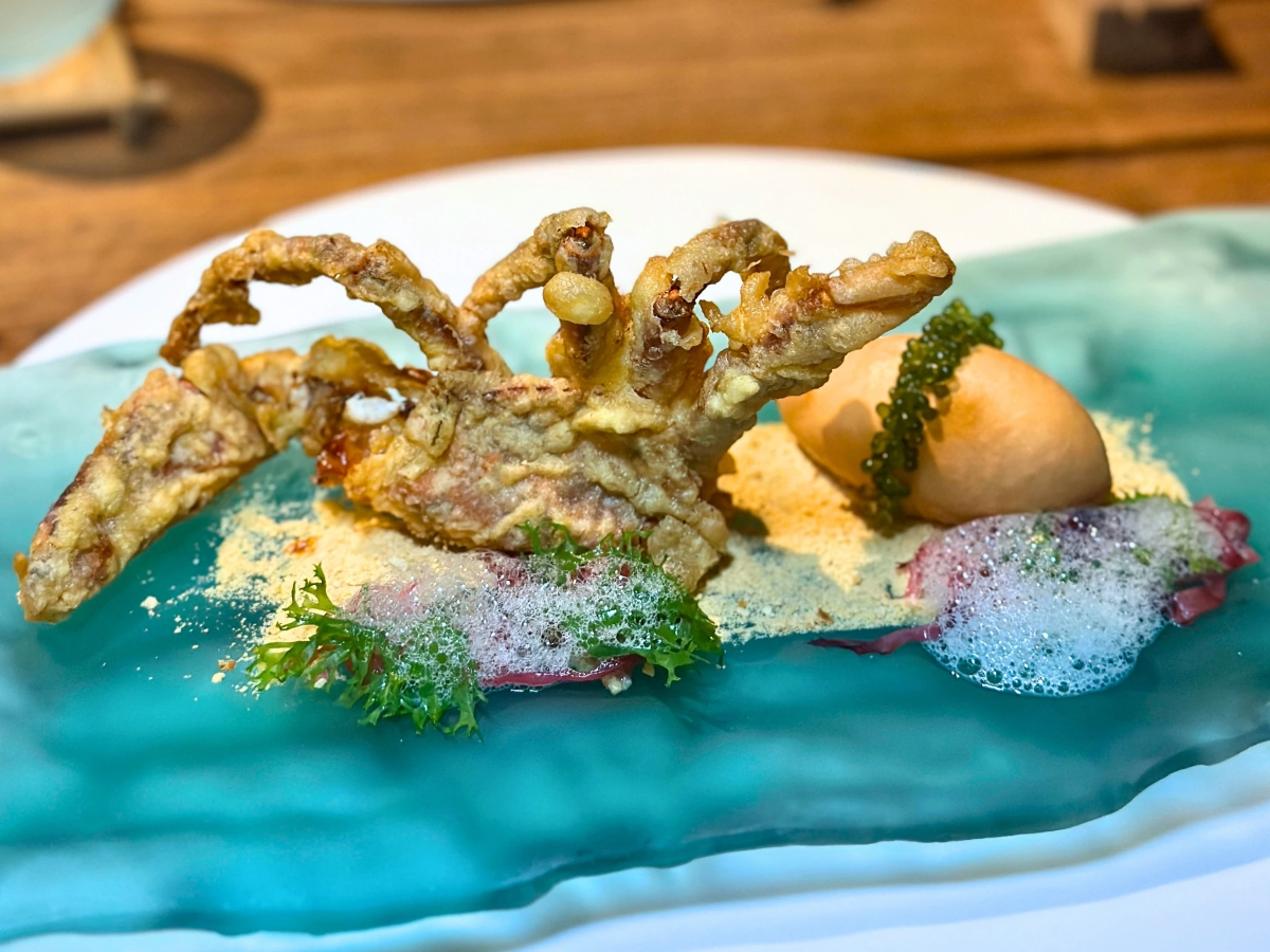 Phiên bản “My First Chilli Crab v2014” được Labyrinth đưa trở lại trong năm 2026. Ảnh: Time Out