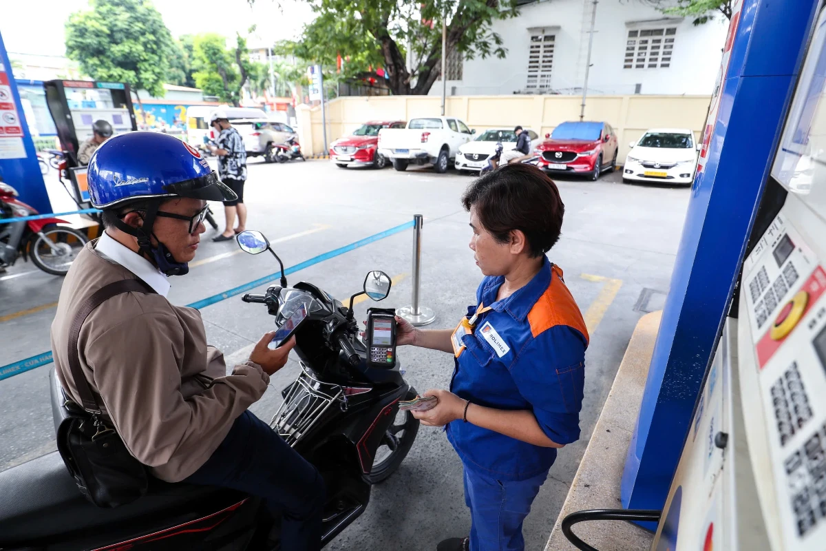 Tiếp tục kéo dài ưu đãi thuế xăng dầu 0% đến hết năm 2026 - Ảnh: Nhật Thịnh
