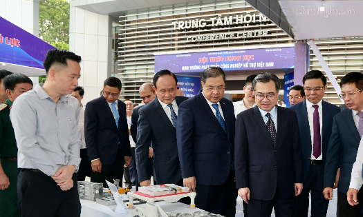 Delegates touring product display booths on the sidelines of the conference. (Photo: chinhphu.vn)