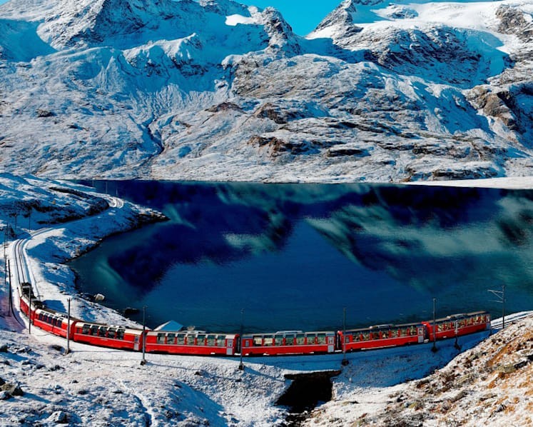 Bernina Express mang đến những góc nhìn toàn cảnh, với các điểm nhấn như đèo Bernina và Alp Grüm. Ảnh: Đường sắt Rhaetian