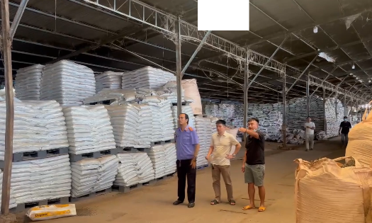 Hơn 957 tấn nguyên liệu được thu giữ, được xác định sử dụng để sản xuất phân bón giả.