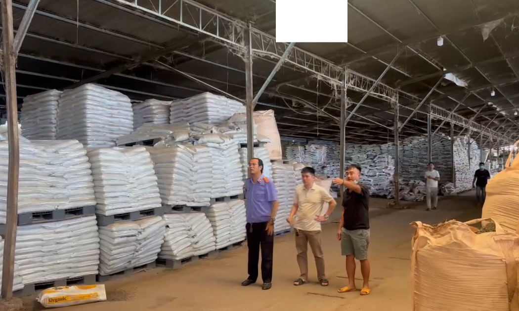 Hơn 957 tấn nguyên liệu được thu giữ, được xác định sử dụng để sản xuất phân bón giả.