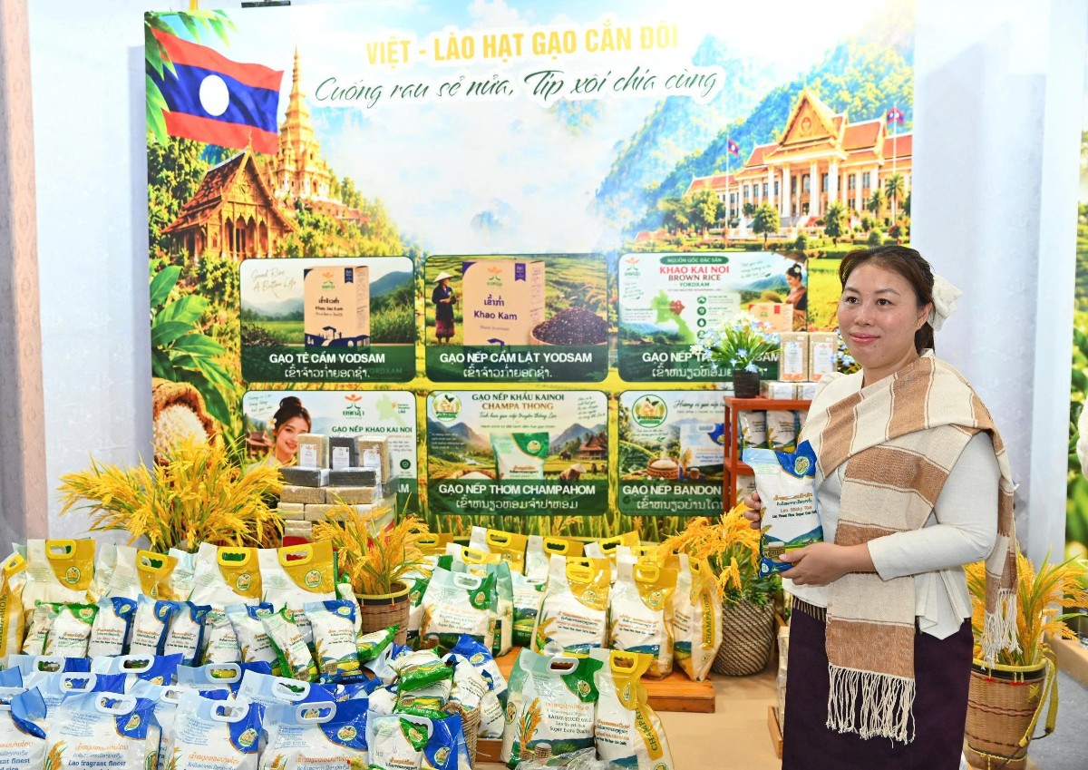 Các sản phẩm đặc trưng của Lào được giới thiệu tại Tuần lễ sản phẩm Việt - Lào. Ảnh: Song Hà.