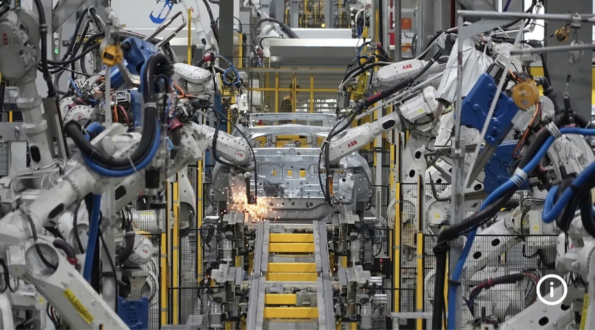 Robot hàn khung ô tô tại nhà máy VinFast ở Hải Phòng, Việt Nam. Ảnh: AP Photo/Hau Dinh.