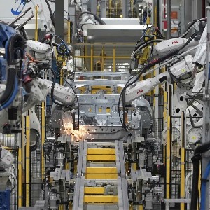 Robot hàn khung ô tô tại nhà máy VinFast ở Hải Phòng, Việt Nam. Ảnh: AP Photo/Hau Dinh.