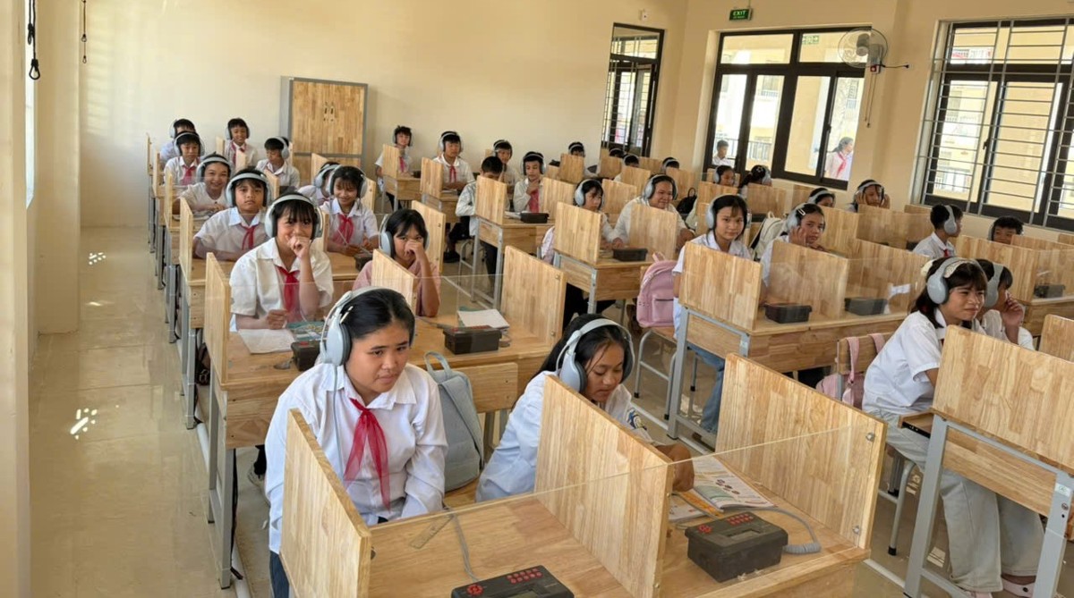 Học sinh Trường Phổ thông nội trú Tiểu học và Trung học cơ sở Yên Khương tham gia các hoạt động học tập tương tác, từng bước hình thành kỹ năng số. Ảnh: Nguyễn Thuấn