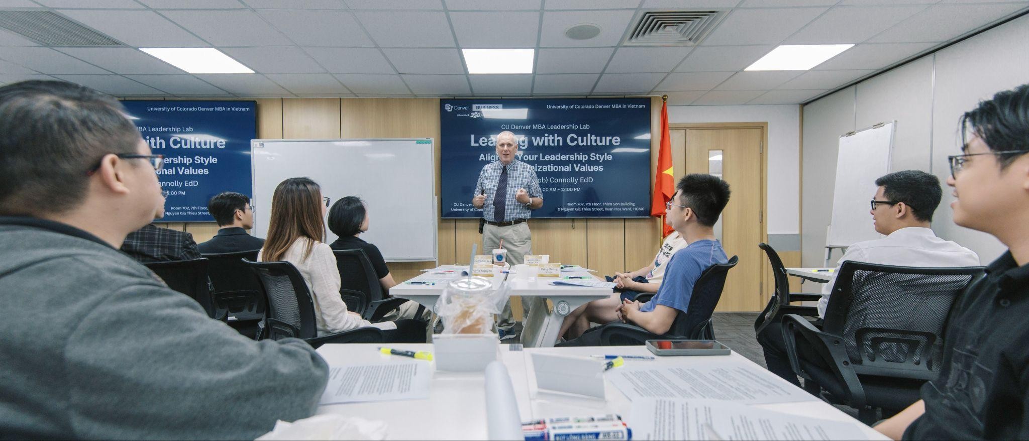 Học viên tham gia trải nghiệm lớp học CU Denver MBA tại Trường Đại học FPT.&nbsp;