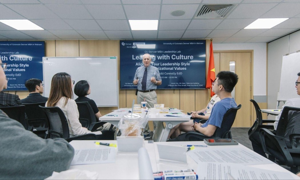 Học viên tham gia trải nghiệm lớp học CU Denver MBA tại Trường Đại học FPT.