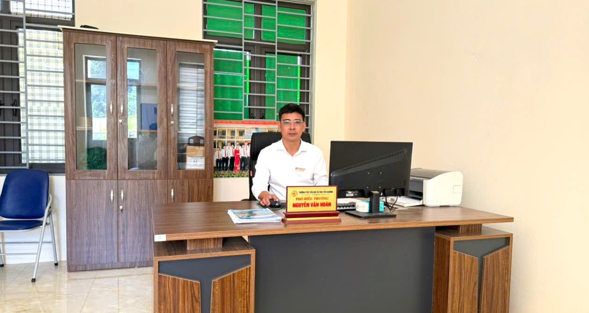 Thầy Nguyễn Văn Hoàn, Phó Hiệu trưởng Trường Phổ thông nội trú Tiểu học và Trung học cơ sở Yên Khương. Ảnh: Nguyễn Thuấn