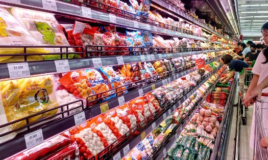 Thực phẩm được bày bán tại siêu thị. Ảnh: Thu Hằng.