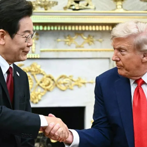 Tổng thống Mỹ Donald Trump bắt tay Tổng thống Hàn Quốc Lee Jae Myung trong cuộc gặp song phương tại Phòng Bầu dục ngày 25/8 - Ảnh: Getty Images.