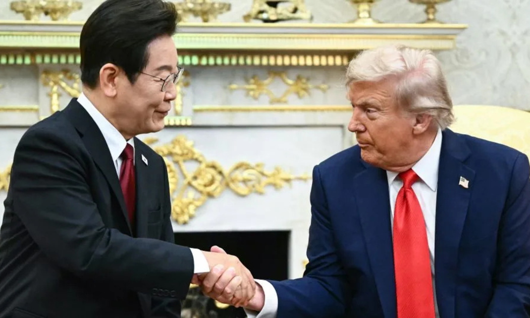 Tổng thống Mỹ Donald Trump bắt tay Tổng thống Hàn Quốc Lee Jae Myung trong cuộc gặp song phương tại Phòng Bầu dục ngày 25/8 - Ảnh: Getty Images.