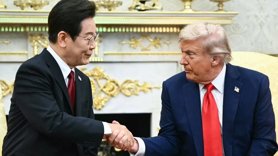 Tổng thống Mỹ Donald Trump bắt tay Tổng thống Hàn Quốc Lee Jae Myung trong cuộc gặp song phương tại Phòng Bầu dục ngày 25/8 - Ảnh: Getty Images.