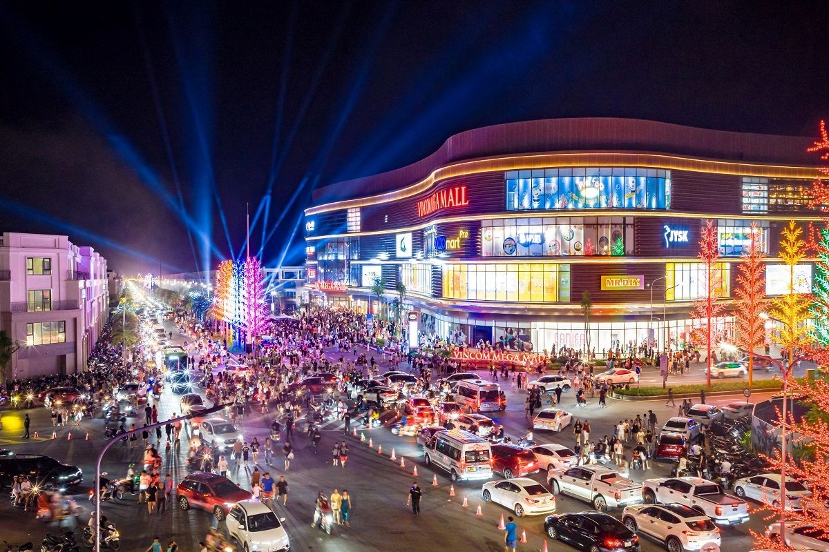 Vincom Mega Mall quy tụ hàng trăm thương hiệu mua sắm, ẩm thực và giải trí, đáp ứng đa dạng nhu cầu ngay trong đại đô thị.