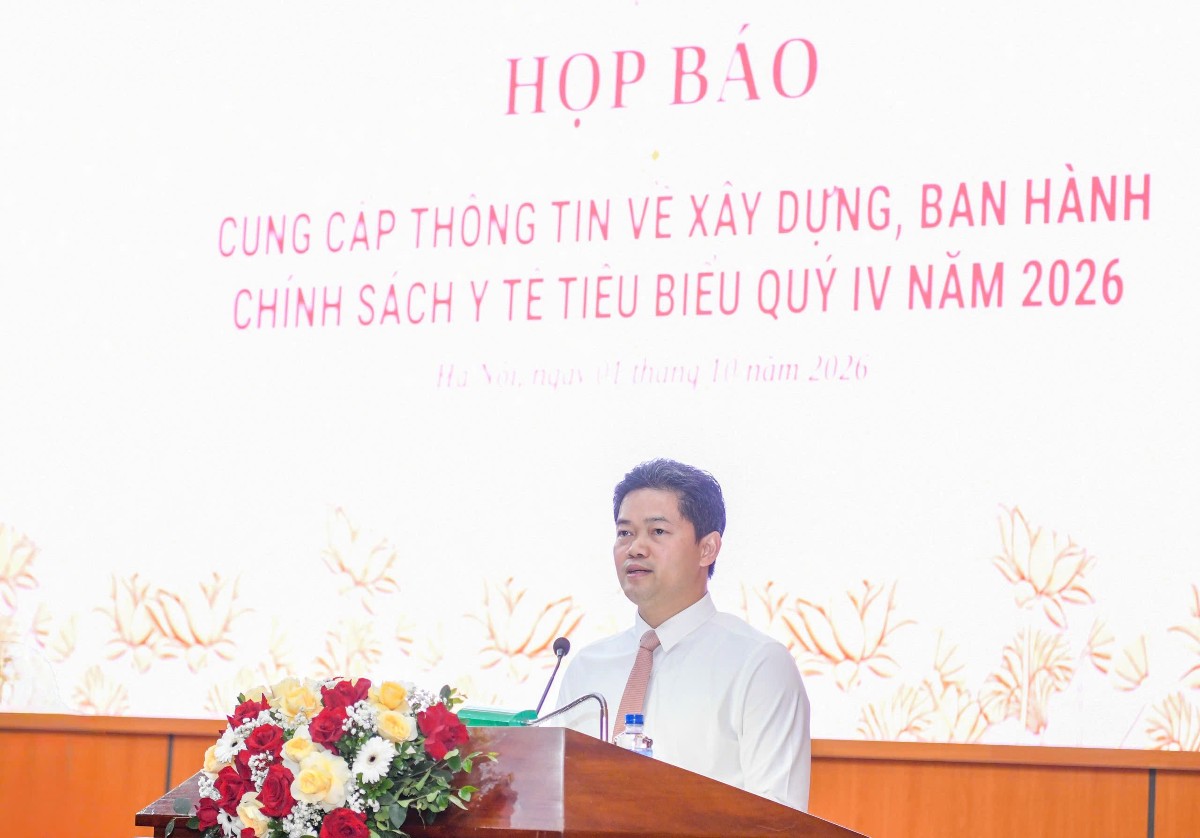 Thứ trưởng Thường trực Bộ Y tế Vũ Mạnh Hà, phát biểu tại họp báo. Ảnh: Trần Minh.
